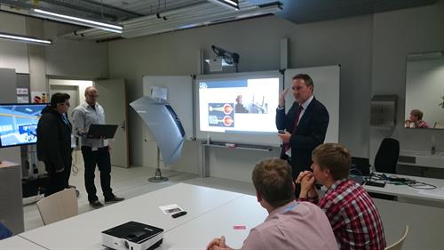 Prof. Dr. Jörg Niemann demonstrierte den Besucher/innen mit seinem Team, wie eine Eye-Tracking-Brille funktioniert.  